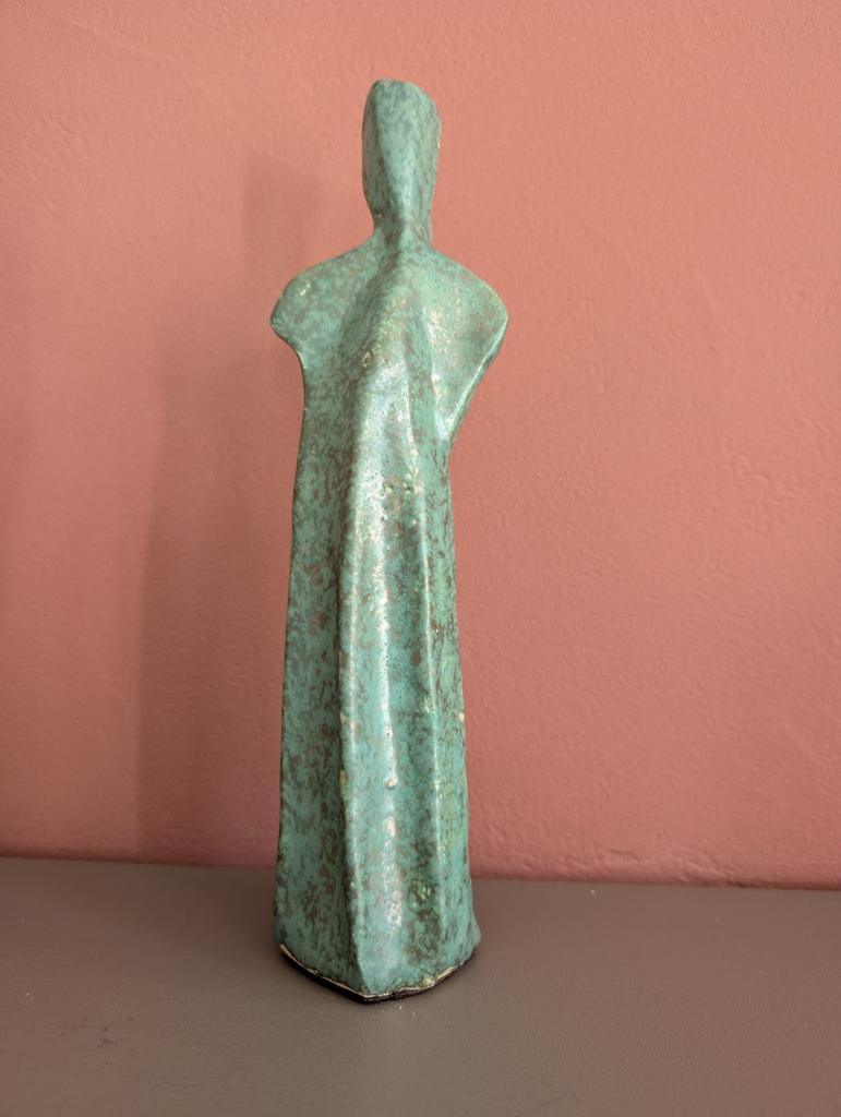 Femme sans visage en poterie